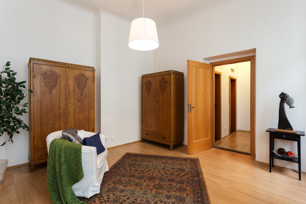 Свежая идея для дизайна: гостевая спальня среднего размера, (комната для гостей) в классическом стиле с белыми стенами и полом из фанеры без камина - отличное фото интерьера