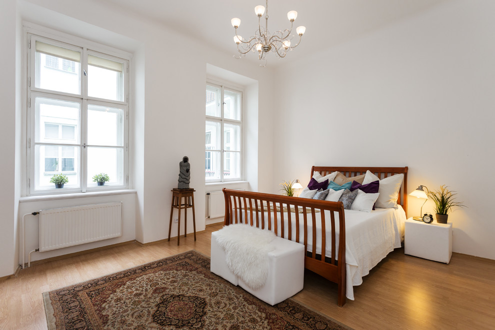 Пример оригинального дизайна: хозяйская спальня среднего размера в классическом стиле с белыми стенами и полом из фанеры без камина