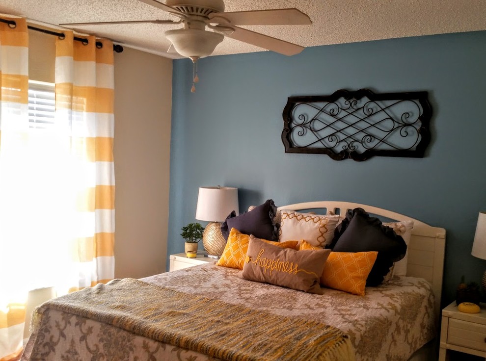 Foto de habitación de invitados marinera de tamaño medio sin chimenea con paredes azules y moqueta