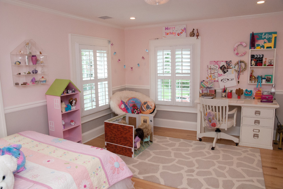На фото: гостевая спальня среднего размера, (комната для гостей) с розовыми стенами и светлым паркетным полом с
