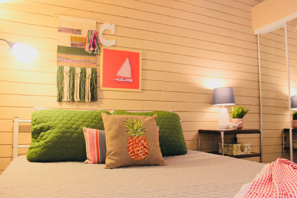 Свежая идея для дизайна: гостевая спальня среднего размера, (комната для гостей) в стиле фьюжн с бежевыми стенами, полом из керамической плитки и бежевым полом - отличное фото интерьера
