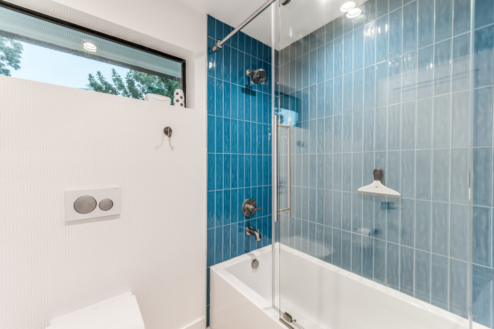 Imagen de cuarto de baño actual de tamaño medio con paredes blancas, suelo de madera en tonos medios y suelo marrón