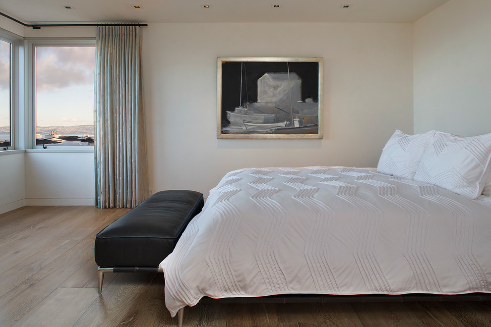 Modernes Schlafzimmer mit weißer Wandfarbe und dunklem Holzboden in San Francisco