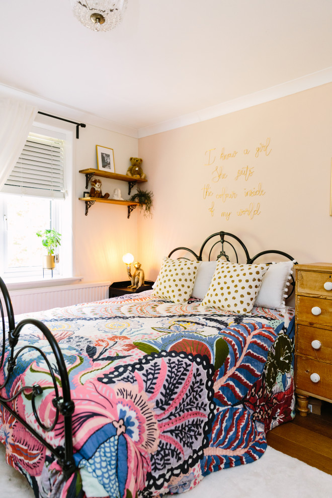 Свежая идея для дизайна: спальня в стиле фьюжн с розовыми стенами, темным паркетным полом и коричневым полом - отличное фото интерьера