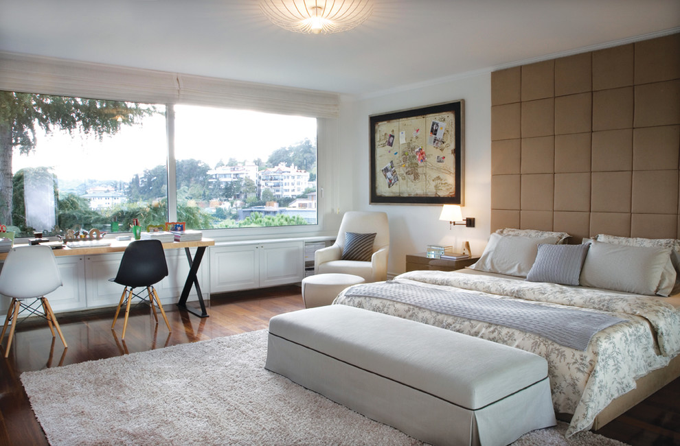Modernes Schlafzimmer ohne Kamin mit weißer Wandfarbe und dunklem Holzboden in Sonstige
