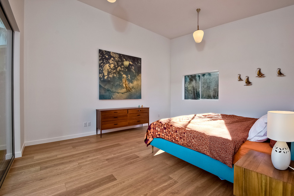 Foto de dormitorio principal vintage sin chimenea con paredes blancas y suelo de madera clara