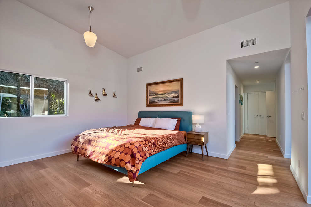 Mid-Century Hauptschlafzimmer ohne Kamin mit weißer Wandfarbe und hellem Holzboden in San Diego