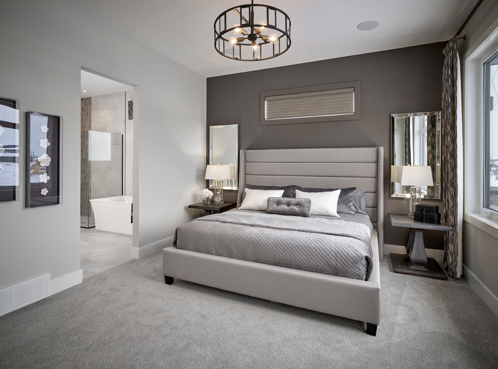 Идея дизайна: хозяйская спальня среднего размера в стиле неоклассика (современная классика) с серыми стенами, ковровым покрытием и серым полом без камина