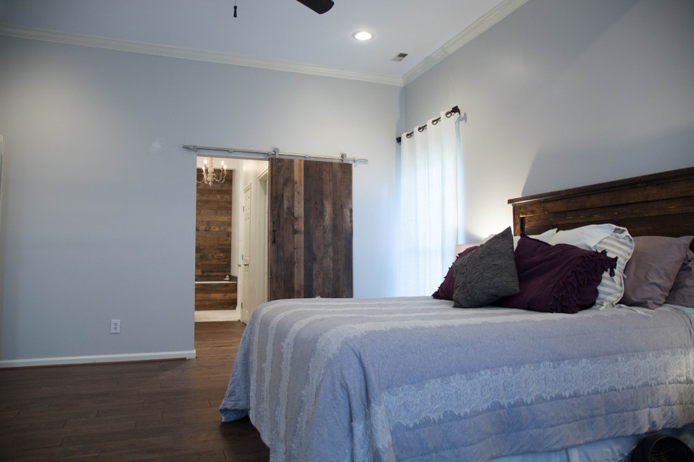 Imagen de dormitorio principal rústico de tamaño medio sin chimenea con paredes grises y suelo de madera oscura