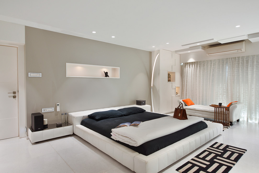 Modelo de dormitorio contemporáneo con paredes grises, suelo de mármol y suelo blanco