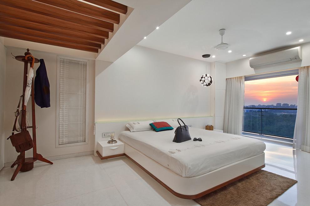 Imagen de dormitorio actual con suelo de mármol