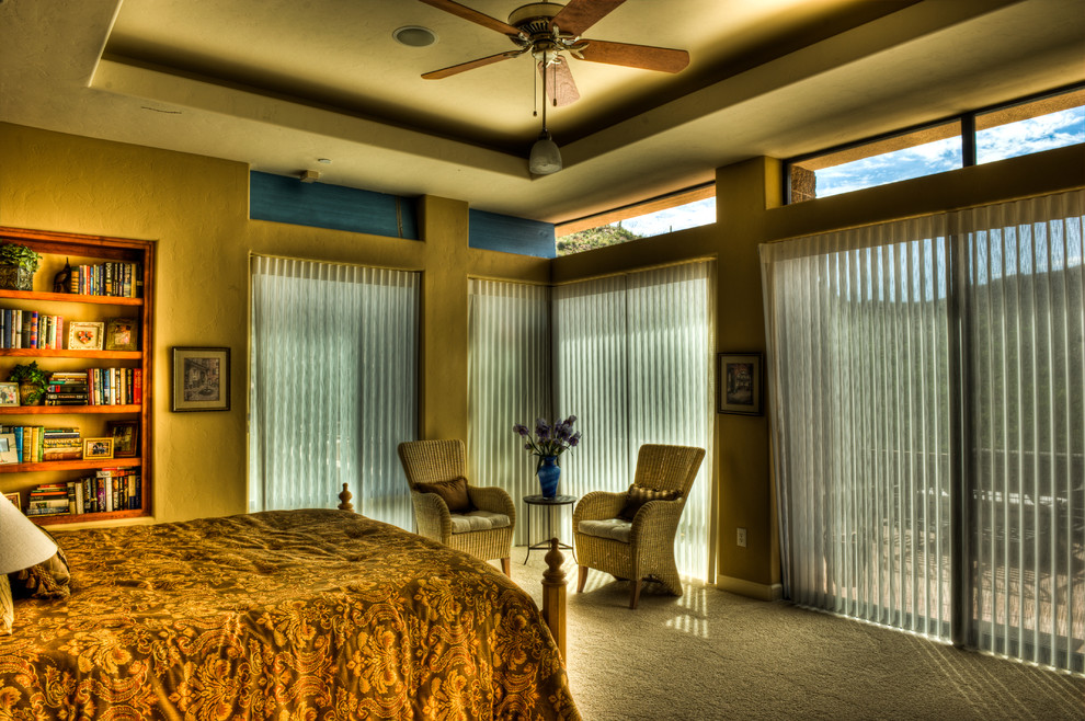Immagine di una camera matrimoniale american style di medie dimensioni con pareti beige, moquette e pavimento beige