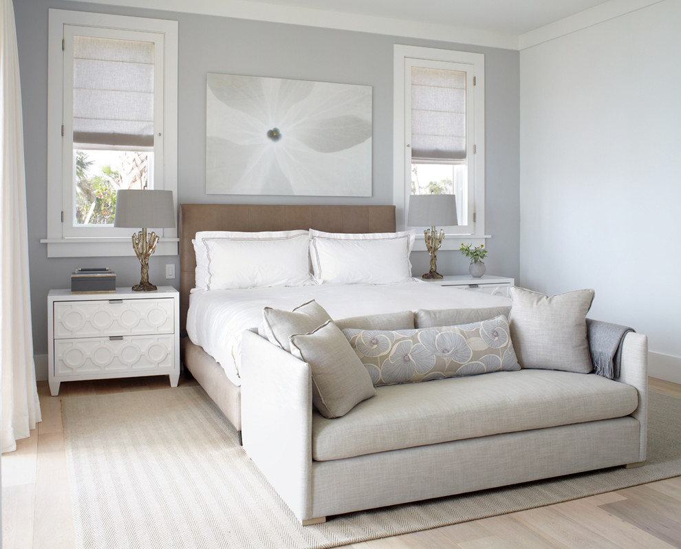Foto de dormitorio marinero con paredes grises, suelo de madera clara y suelo beige