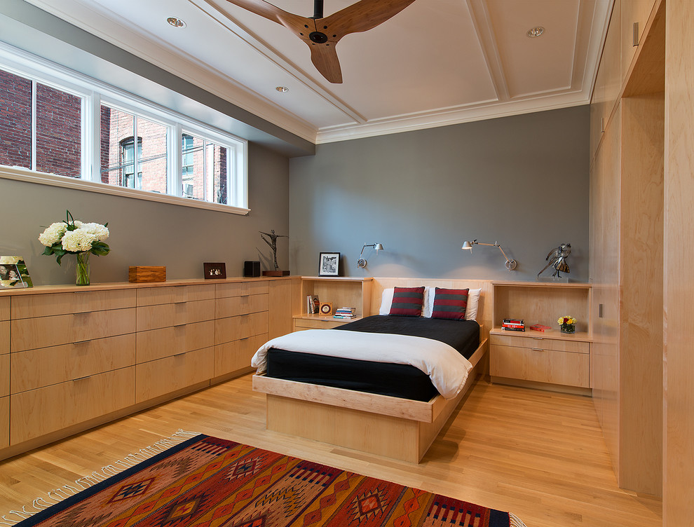 ワシントンD.C.にある中くらいなコンテンポラリースタイルのおしゃれな主寝室 (グレーの壁、淡色無垢フローリング、暖炉なし、茶色い床) のレイアウト