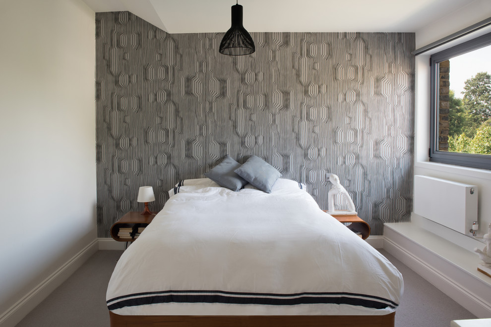 Идея дизайна: спальня в современном стиле с разноцветными стенами, ковровым покрытием и акцентной стеной