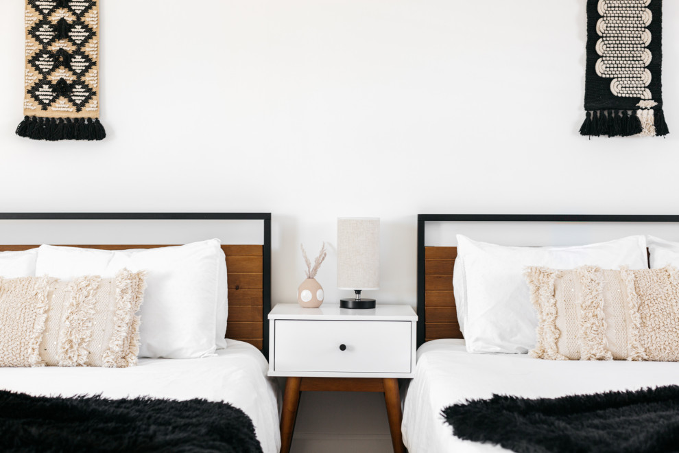 Bedroom - mid-century modern bedroom idea in Los Angeles