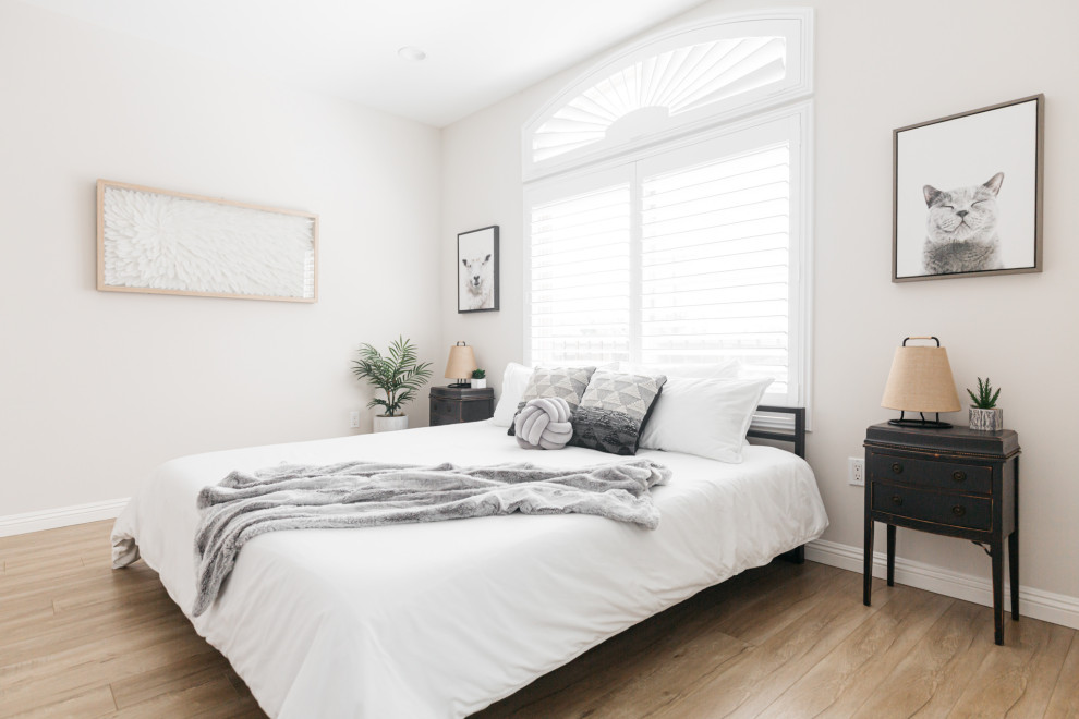 Modernes Schlafzimmer mit grauer Wandfarbe, braunem Holzboden und braunem Boden in Los Angeles