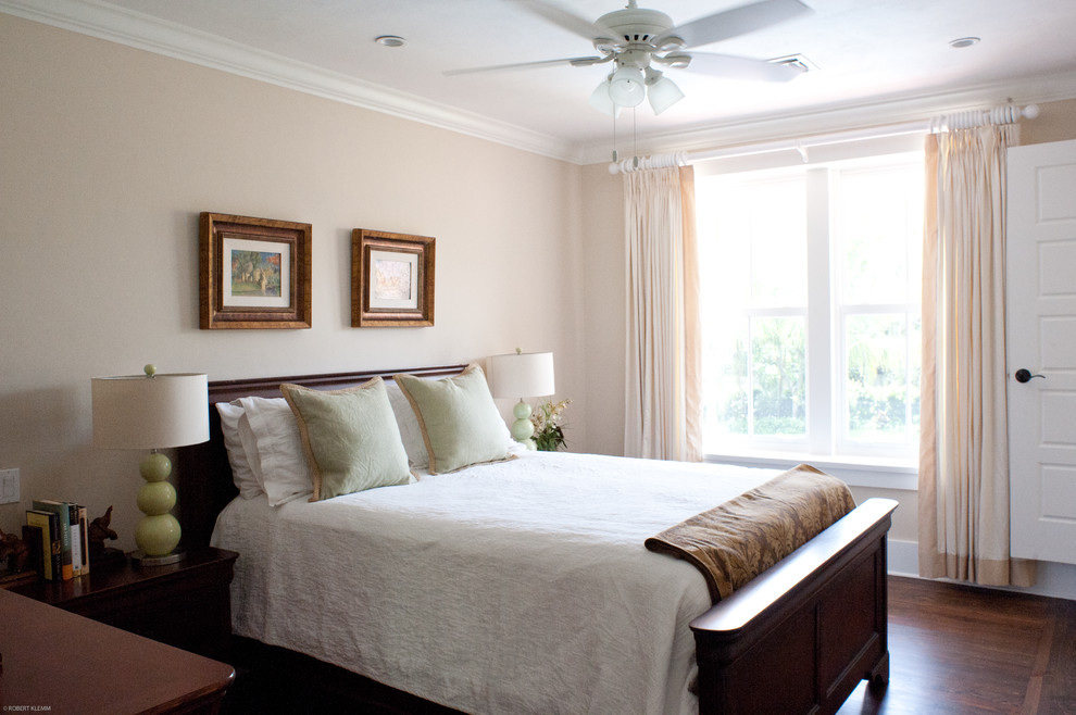Ejemplo de dormitorio exótico de tamaño medio con paredes blancas y suelo laminado