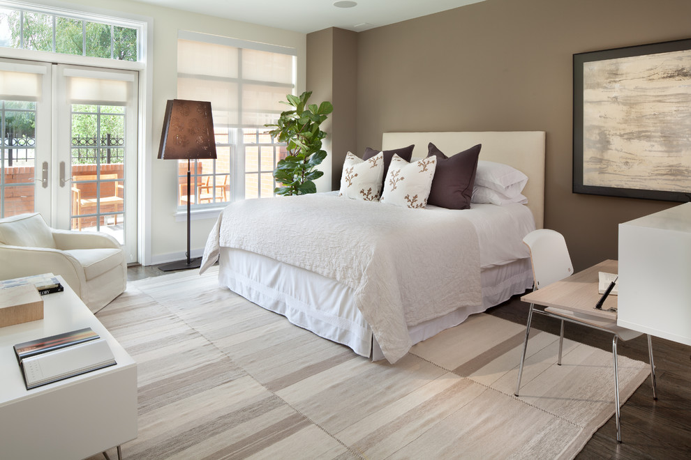 Esempio di una camera da letto minimal con pareti grigie, parquet scuro e pavimento marrone