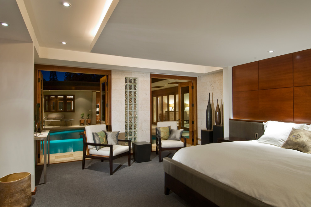 Стильный дизайн: хозяйская спальня среднего размера в современном стиле с ковровым покрытием и белыми стенами - последний тренд