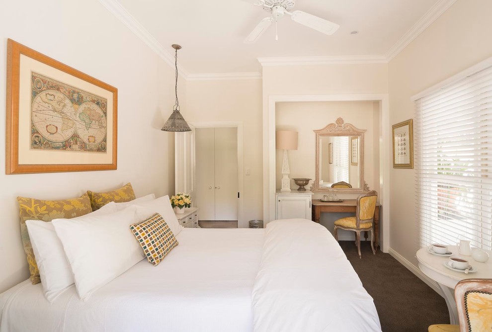 シドニーにあるトラディショナルスタイルのおしゃれな寝室 (ベージュの壁、カーペット敷き、暖炉なし)