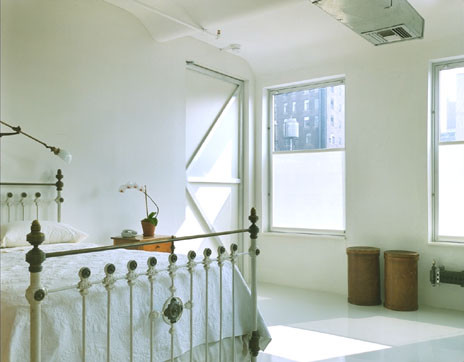 Inredning av ett shabby chic-inspirerat mellanstort huvudsovrum, med vita väggar, betonggolv och vitt golv