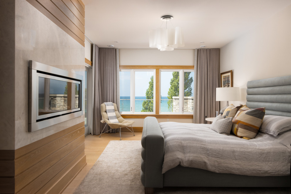 Свежая идея для дизайна: спальня в морском стиле с белыми стенами, паркетным полом среднего тона, горизонтальным камином и коричневым полом - отличное фото интерьера