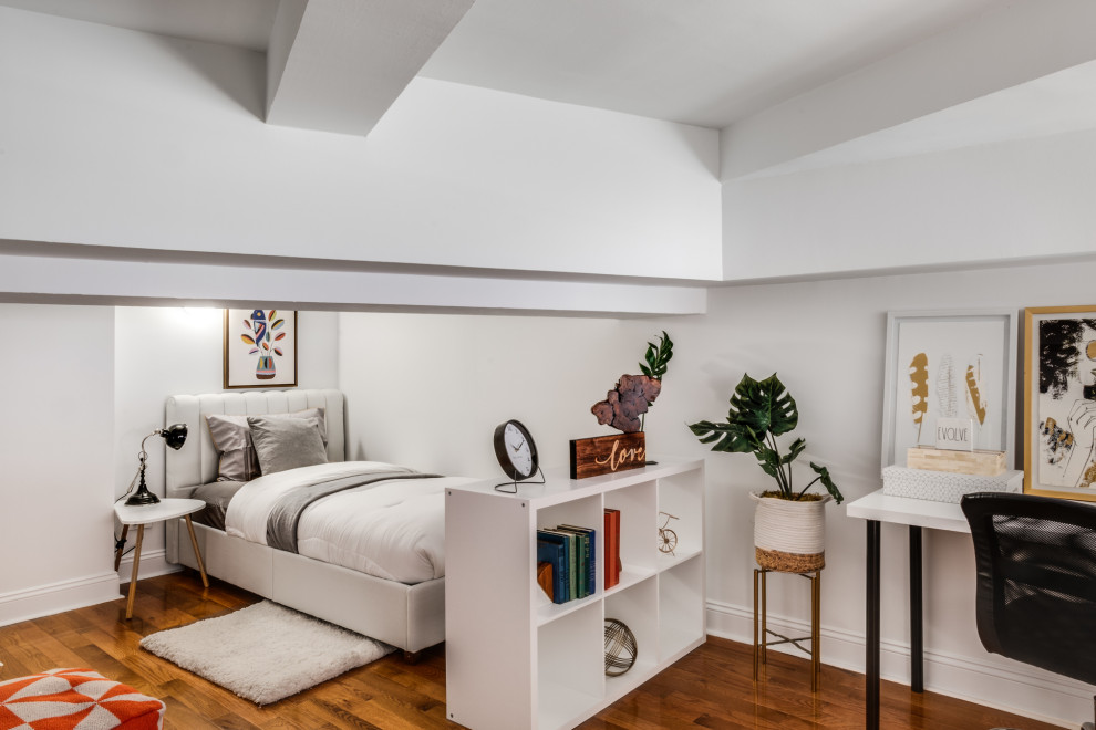 Идея дизайна: маленькая спальня на антресоли в стиле неоклассика (современная классика) с белыми стенами, светлым паркетным полом и бежевым полом без камина для на участке и в саду