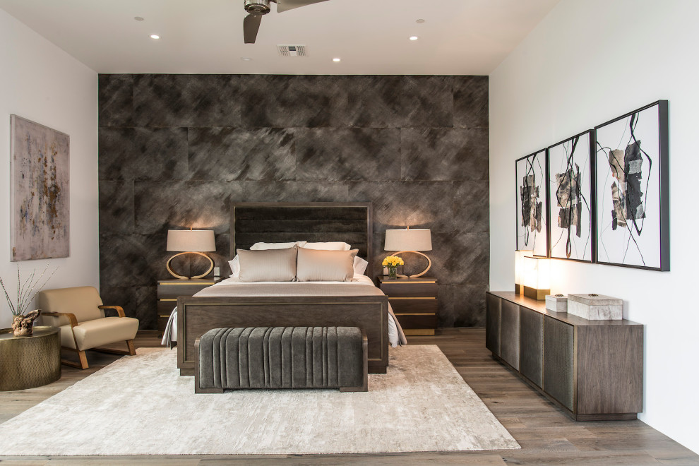 Großes Modernes Hauptschlafzimmer mit weißer Wandfarbe, dunklem Holzboden und grauem Boden in Phoenix