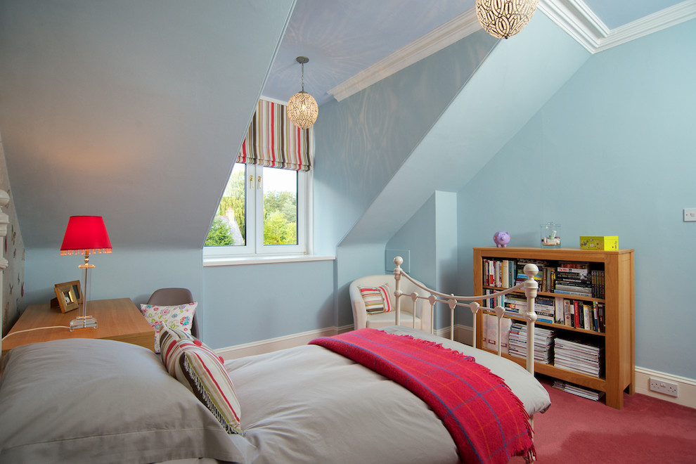 Modelo de habitación de invitados actual pequeña con paredes azules y moqueta