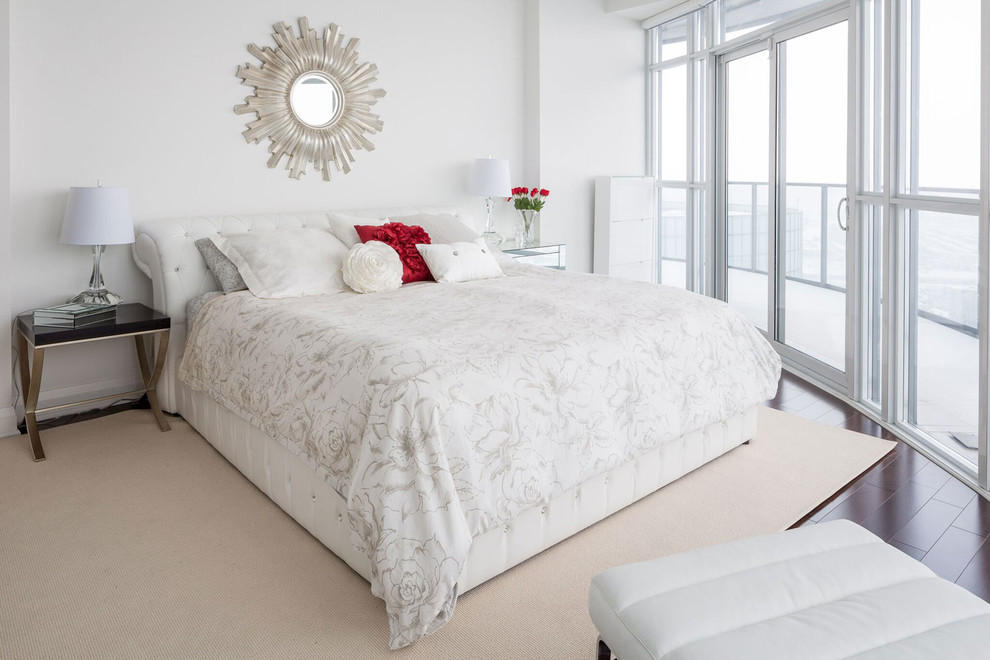 トロントにある中くらいなトランジショナルスタイルのおしゃれな主寝室 (白い壁、濃色無垢フローリング、暖炉なし)