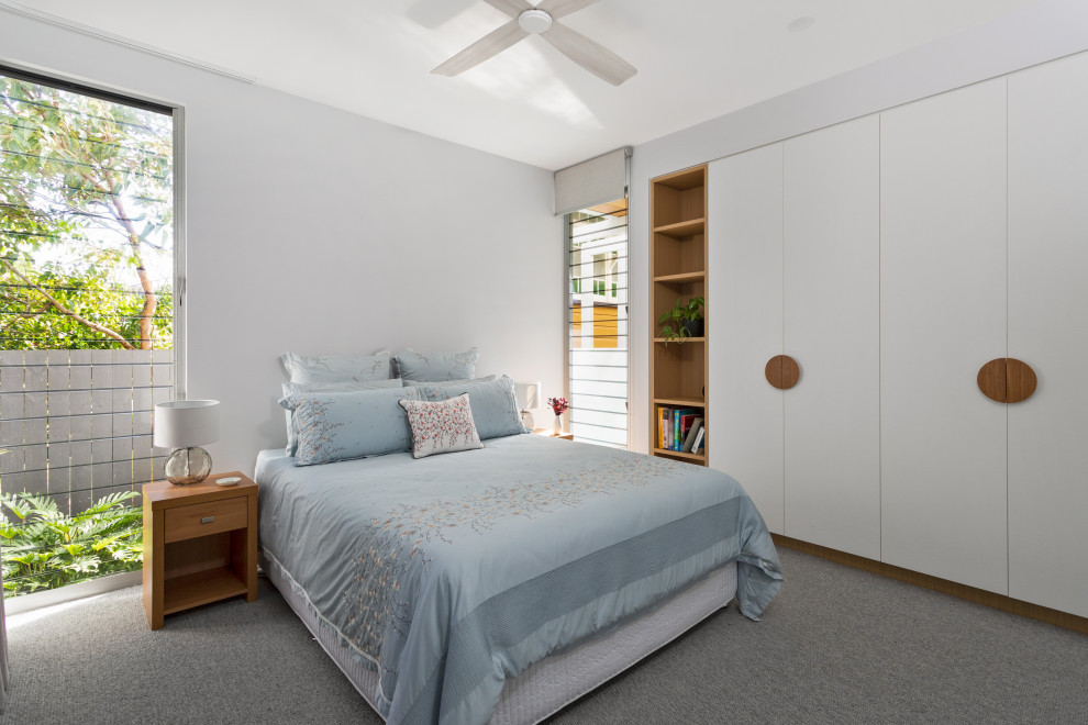 Mittelgroßes Maritimes Hauptschlafzimmer mit weißer Wandfarbe, Teppichboden und grauem Boden in Brisbane