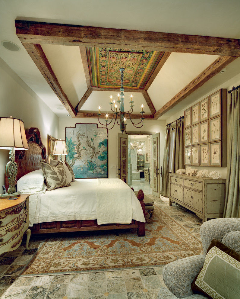 Foto di una camera da letto mediterranea con pareti beige
