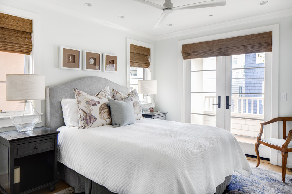На фото: хозяйская спальня в морском стиле с белыми стенами без камина с