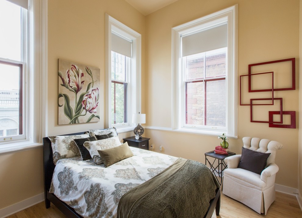 ニューヨークにある小さなヴィクトリアン調のおしゃれな寝室 (ベージュの壁、淡色無垢フローリング、暖炉なし) のインテリア