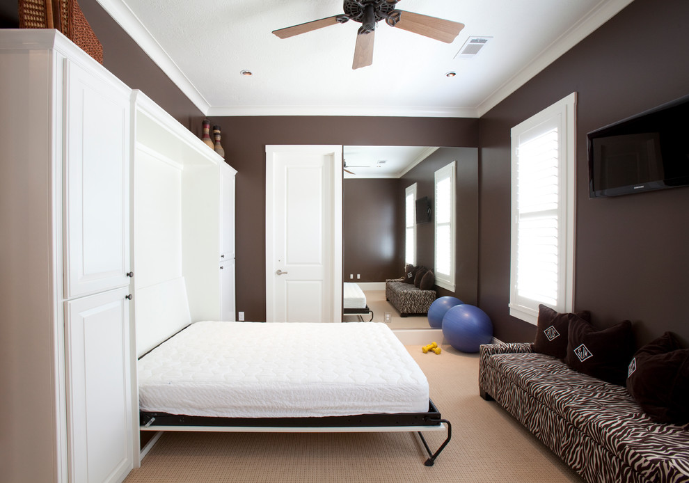 На фото: гостевая спальня (комната для гостей) в классическом стиле с коричневыми стенами, ковровым покрытием и телевизором