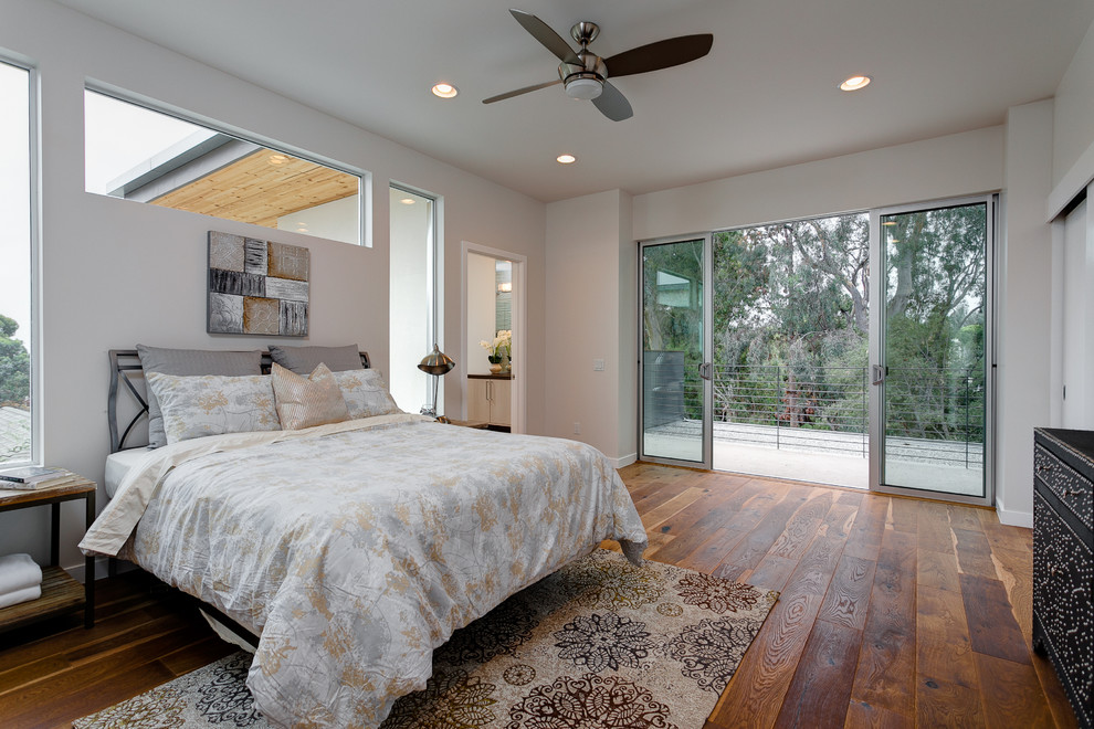 Medium sized contemporary guest bedroom in Los Angeles.