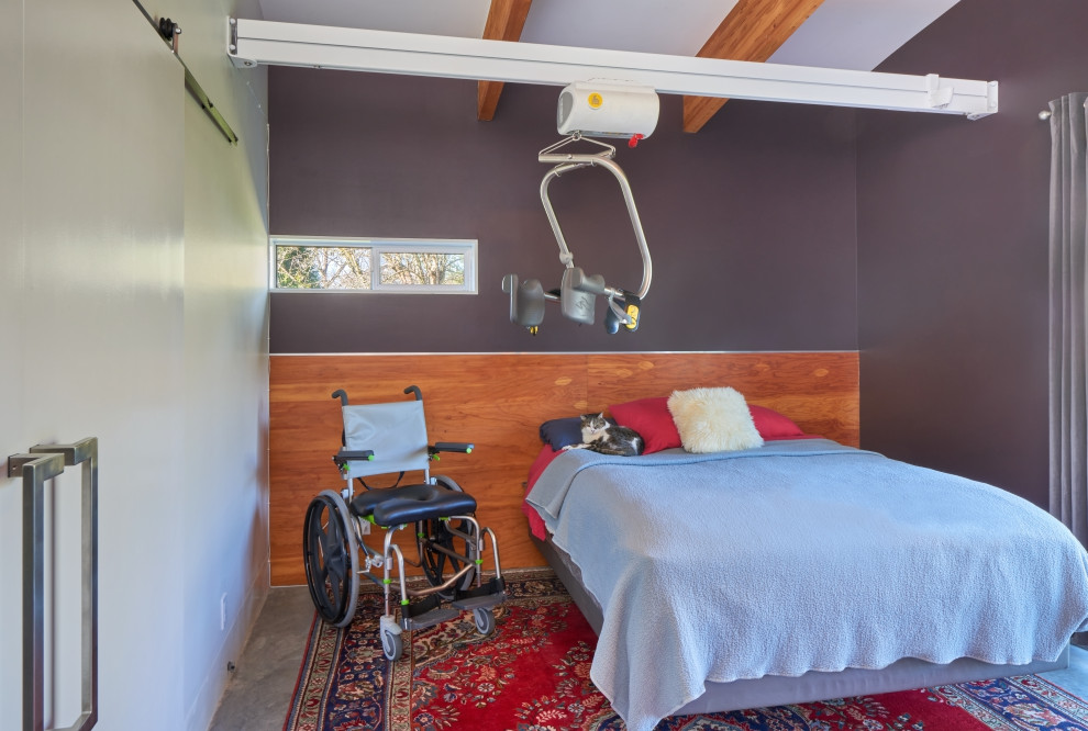 Источник вдохновения для домашнего уюта: хозяйская спальня среднего размера в стиле фьюжн с фиолетовыми стенами, бетонным полом, серым полом и балками на потолке