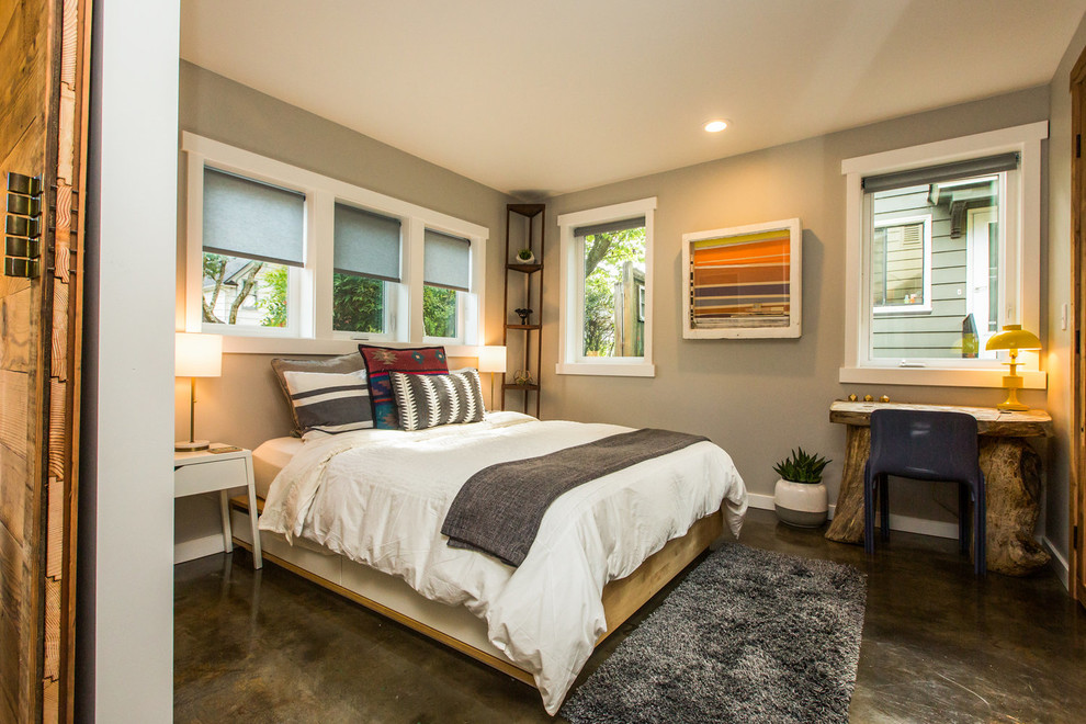 Источник вдохновения для домашнего уюта: хозяйская спальня среднего размера в стиле рустика с серыми стенами, бетонным полом и коричневым полом без камина