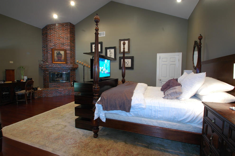 Пример оригинального дизайна: спальня в классическом стиле с телевизором