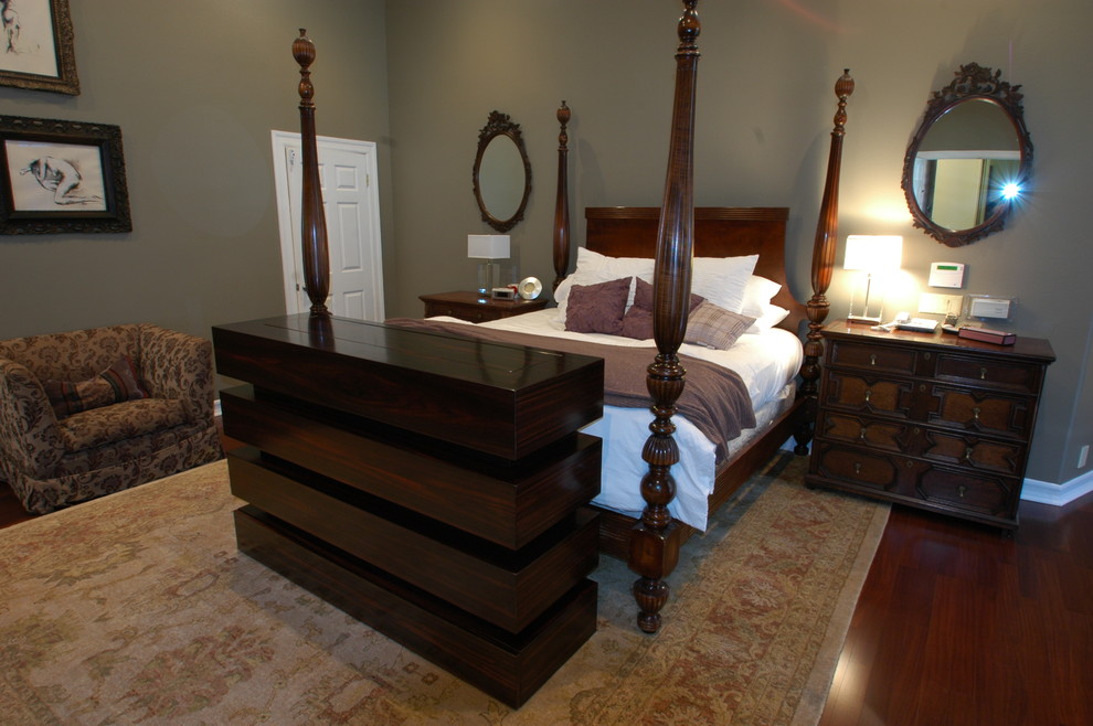 Example of a classic bedroom design in Miami