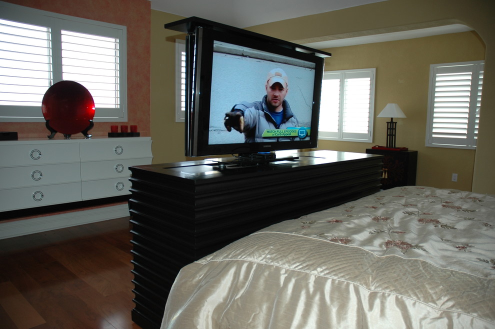 Идея дизайна: хозяйская спальня среднего размера в стиле модернизм с телевизором