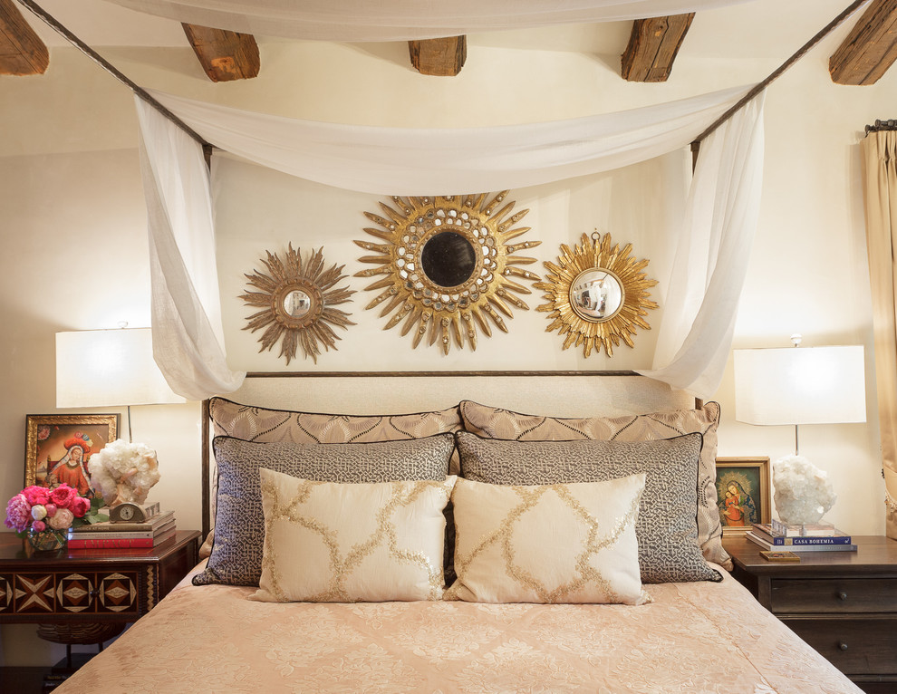 アルバカーキにある中くらいな地中海スタイルのおしゃれな主寝室 (白い壁、標準型暖炉、漆喰の暖炉まわり)