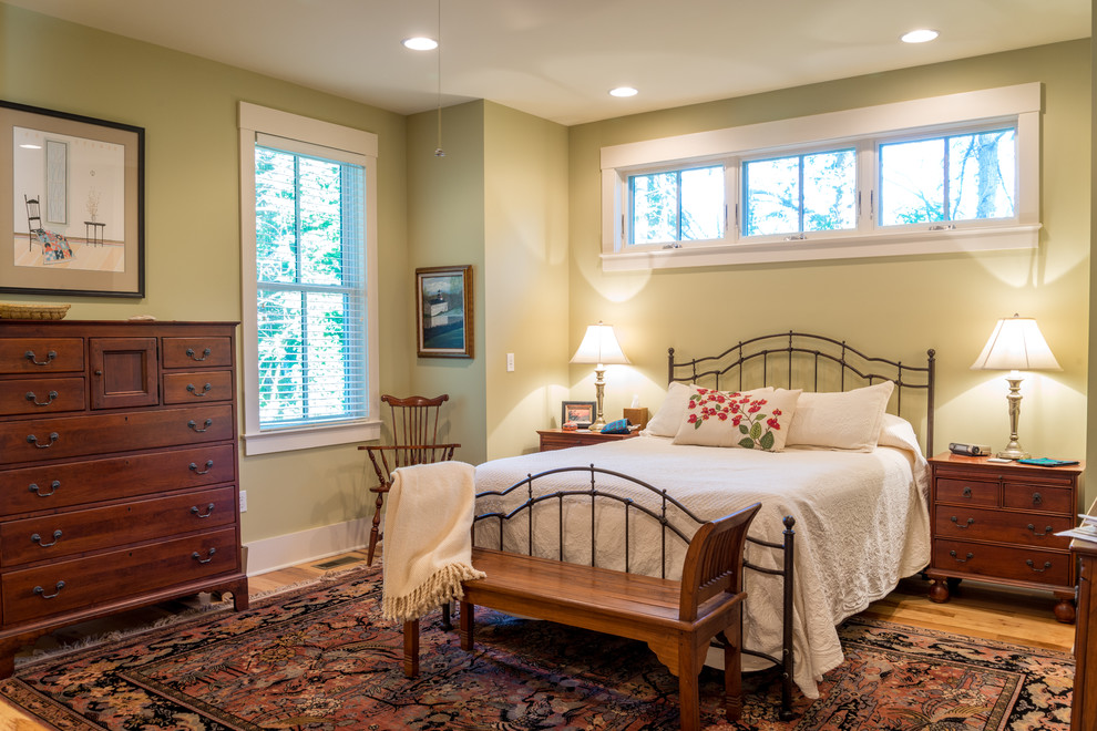 Foto de dormitorio de estilo de casa de campo con paredes verdes