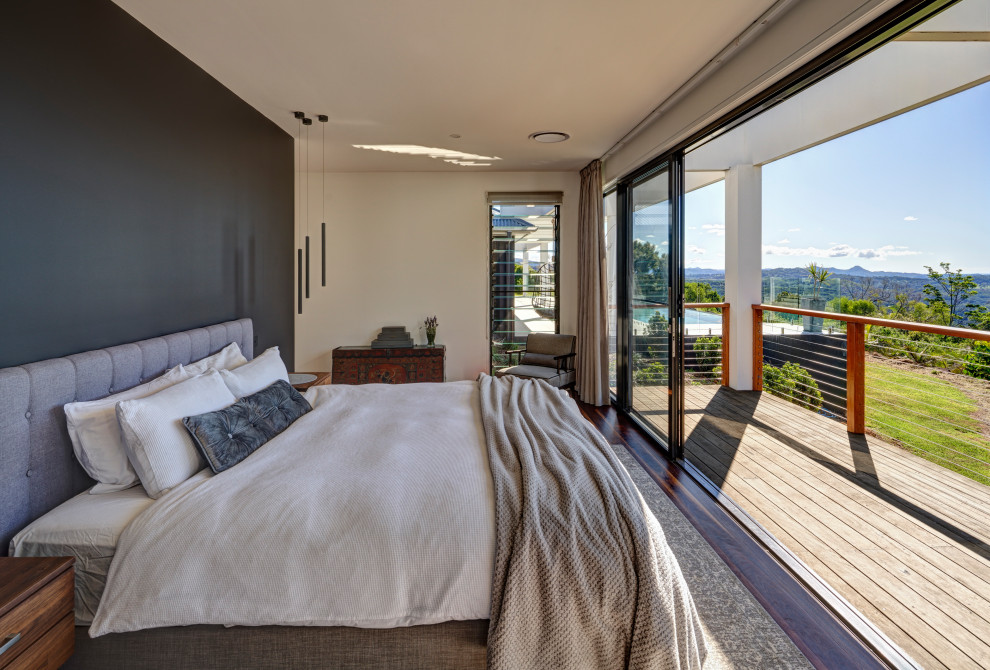 Modernes Hauptschlafzimmer ohne Kamin mit schwarzer Wandfarbe und dunklem Holzboden in Newcastle - Maitland