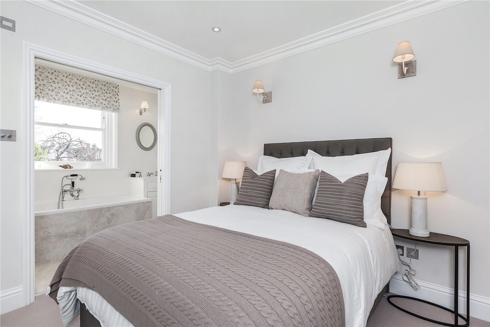 На фото: хозяйская, серо-белая спальня в стиле неоклассика (современная классика) с серыми стенами и ковровым покрытием с