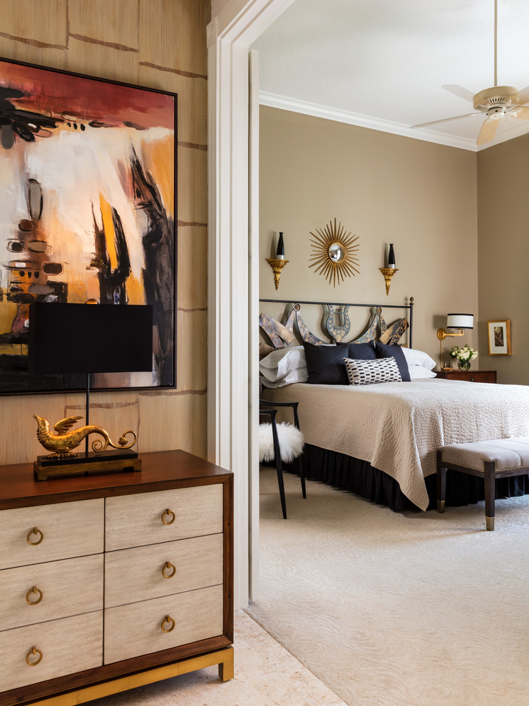 Пример оригинального дизайна: большая хозяйская спальня в стиле модернизм с коричневыми стенами, ковровым покрытием и коричневым полом