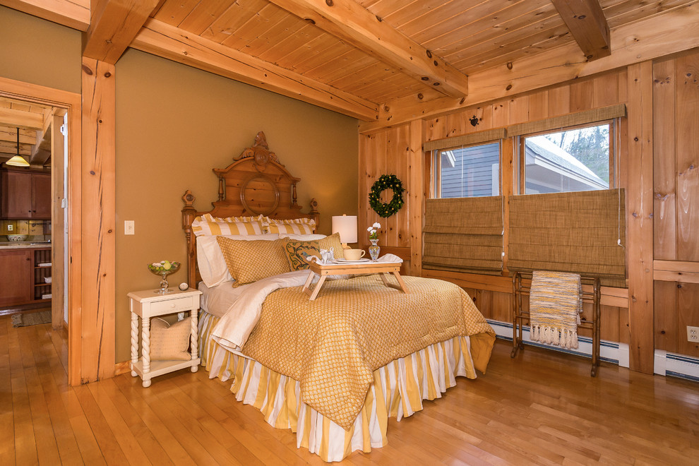 Idéer för rustika sovrum, med bruna väggar och mellanmörkt trägolv