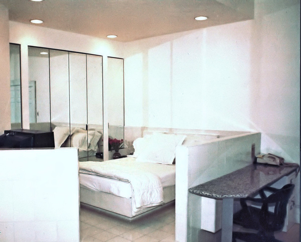 Modelo de dormitorio principal moderno extra grande con paredes blancas y suelo de baldosas de cerámica