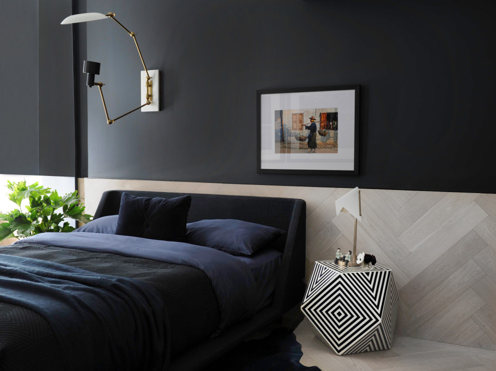 Imagen de dormitorio contemporáneo con paredes negras, suelo de madera clara y suelo gris